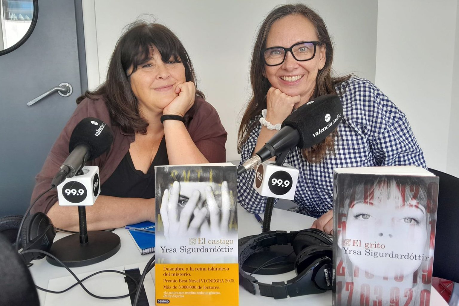 Interpretación en evento literario con autoras en una entrevista de radio.